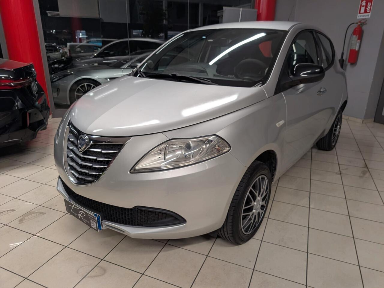 Lancia Ypsilon 0.9 TwinAir 85 CV 5 porte Metano Ecochic Silver