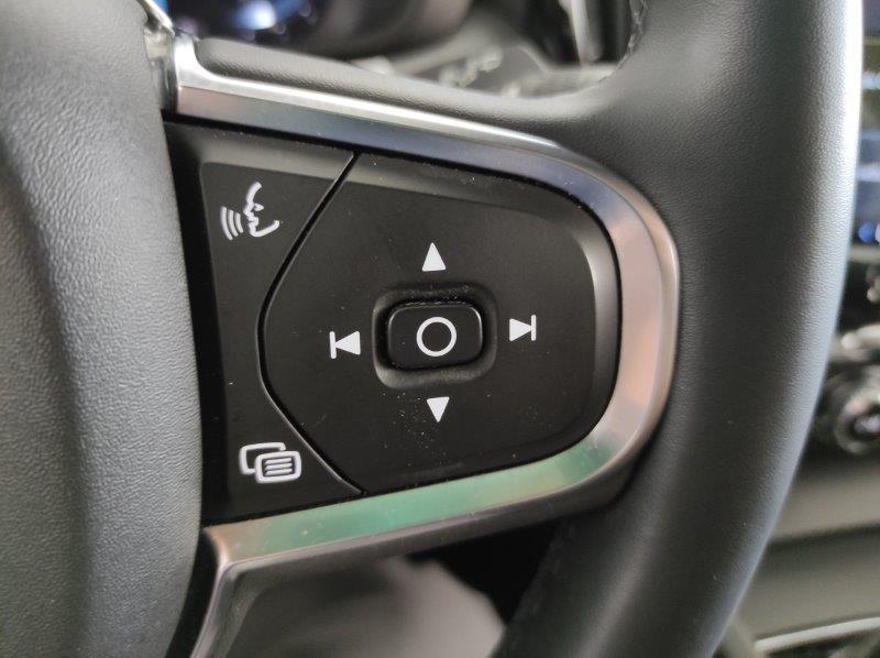 VOLVO XC60 (2017-->) - XC60 B4 Geartronic Momentum