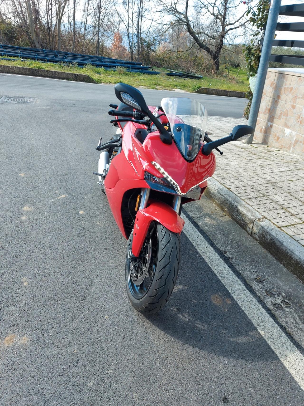 Ducati 937 super sport