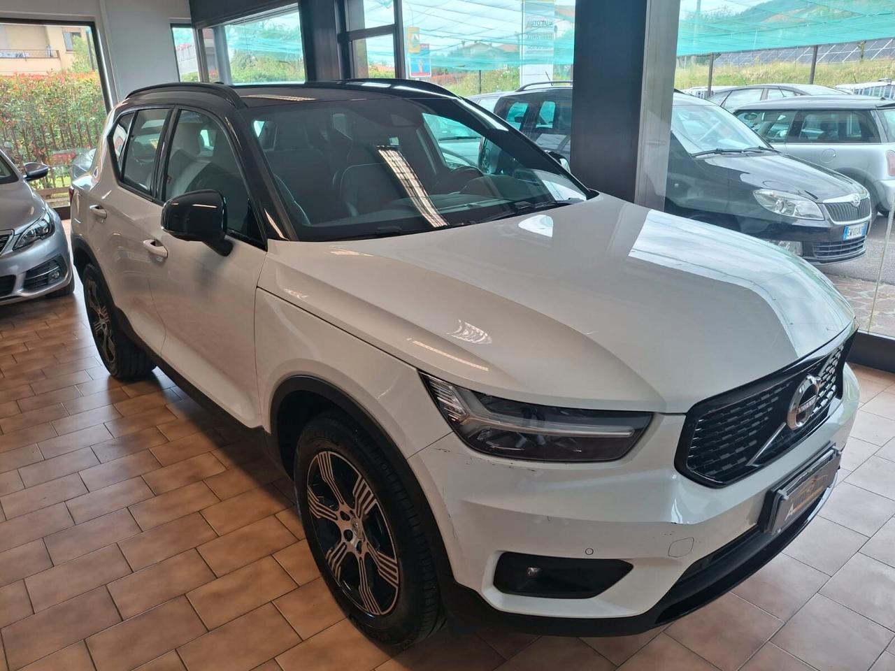Volvo XC40 2.0 d3 R-design awd*TAGLIANDI CERTIFICATI