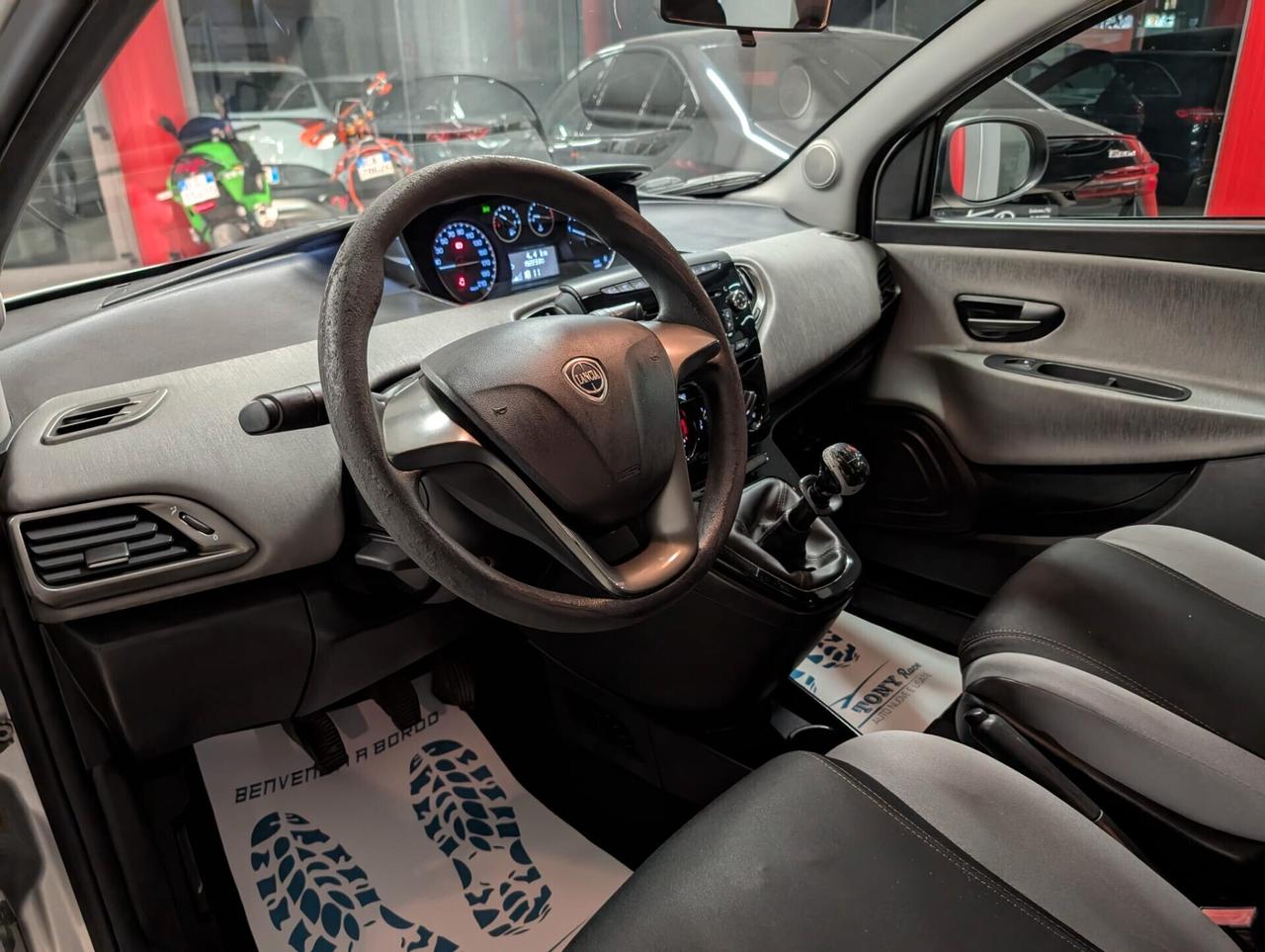 Lancia Ypsilon 0.9 TwinAir 85 CV 5 porte Metano Ecochic Silver