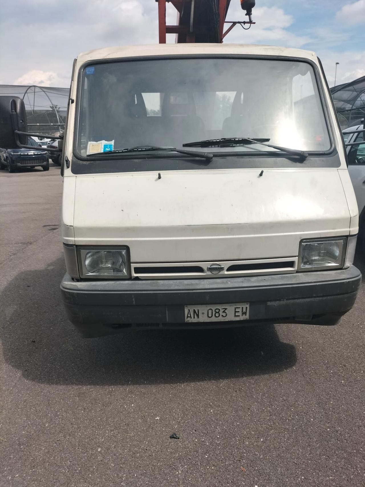 Nissan Trade 100 3.0 turbodiesel CON AUTOGRU