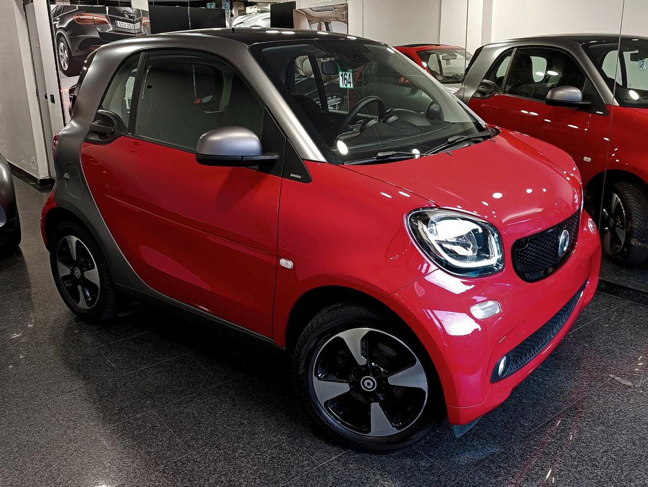Smart ForTwo 70 1.0 twinamic Passion Grey opaco e Rosso