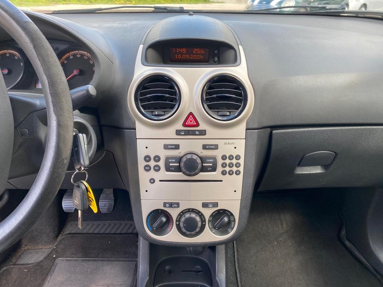 Opel Corsa 1.2 benzina 5 porte anno 2011