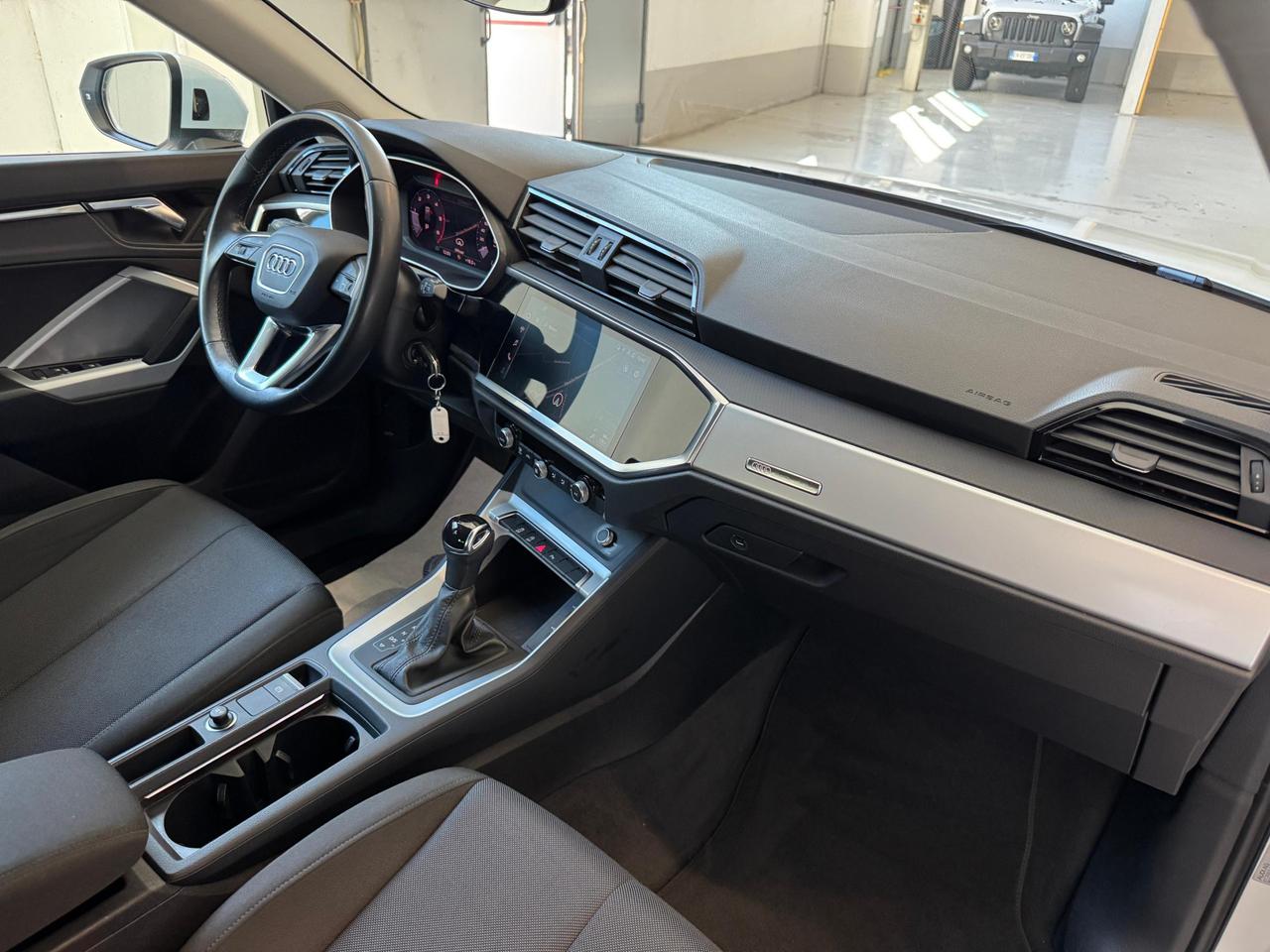 Audi Q3 35 2.0 tdi Business s-tronic