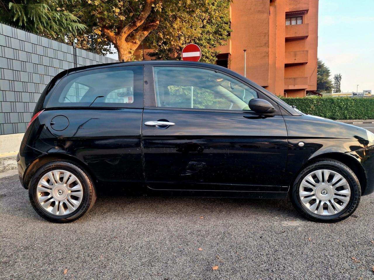 Lancia Ypsilon 1.2 Momo Design