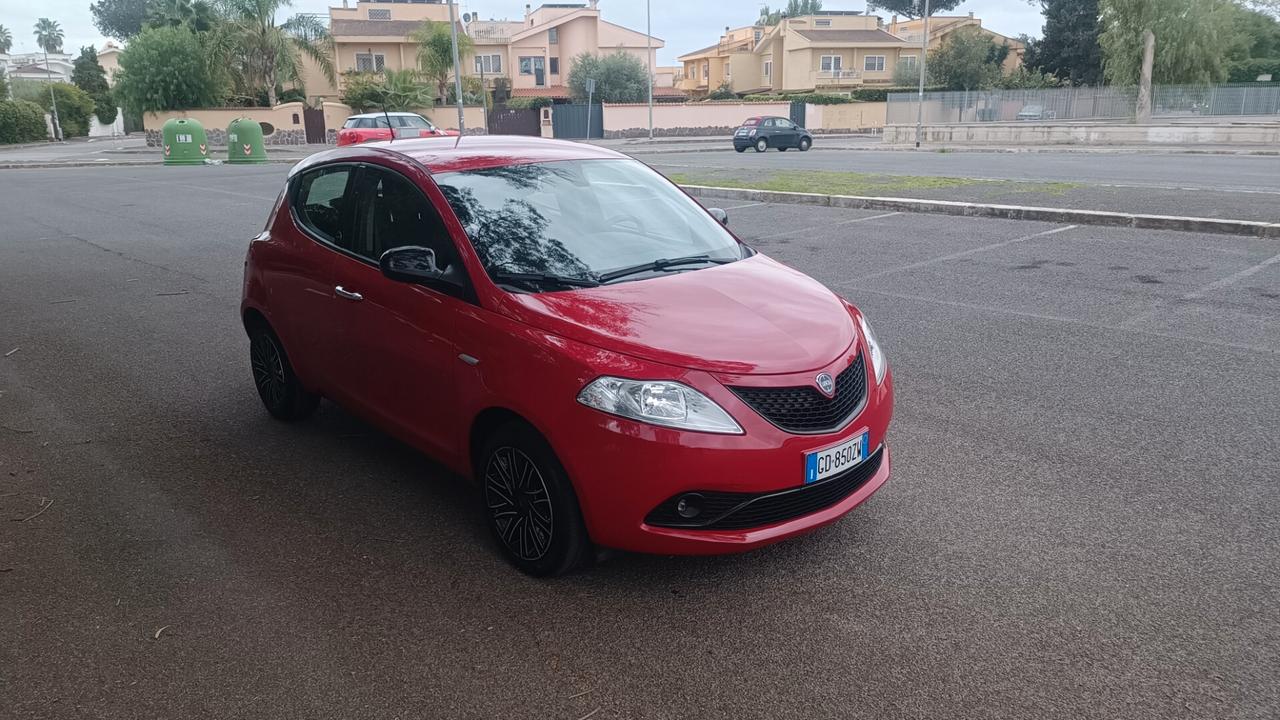 Lancia Ypsilon 1.0 FireFly 5 porte S&S Hybrid Ecochic Gold