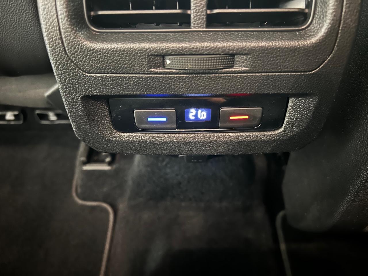 Volkswagen Touran 2.0 TDI 150 CV SCR DSG Business BlueMotion Technology