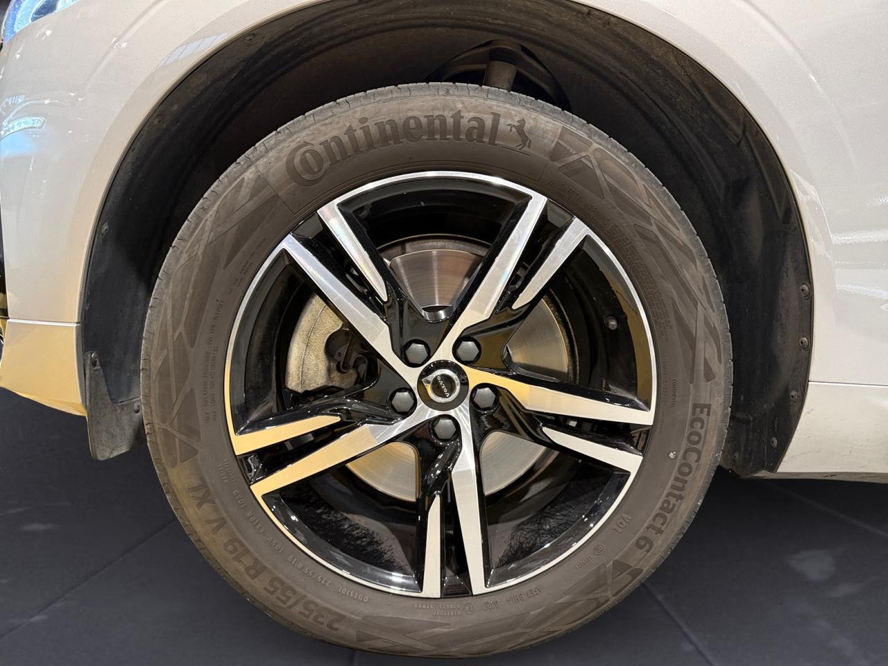 VOLVO XC60 2.0 b4 Momentum awd auto