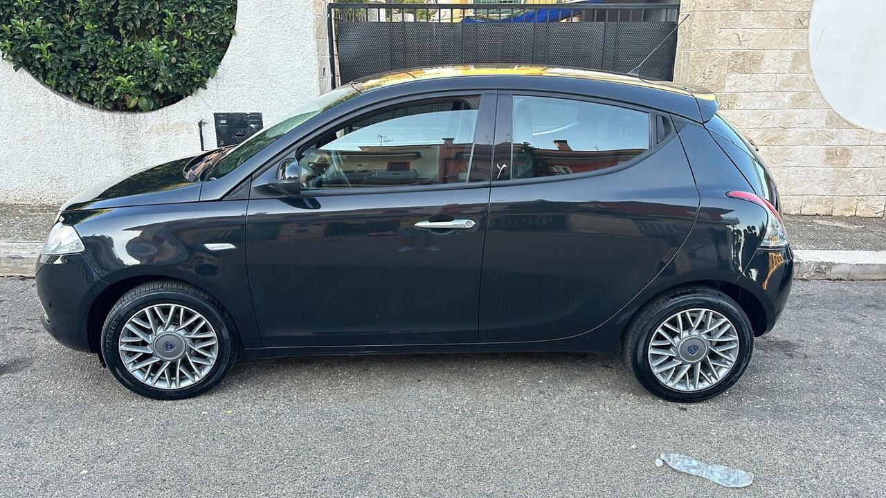 Lancia Ypsilon 0.9 TwinAir 85 CV 5 porte S&S Gold