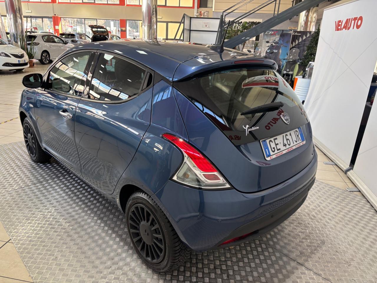 Lancia Ypsilon 1.0 FireFly 5 porte S&S Hybrid Ecochic Silver