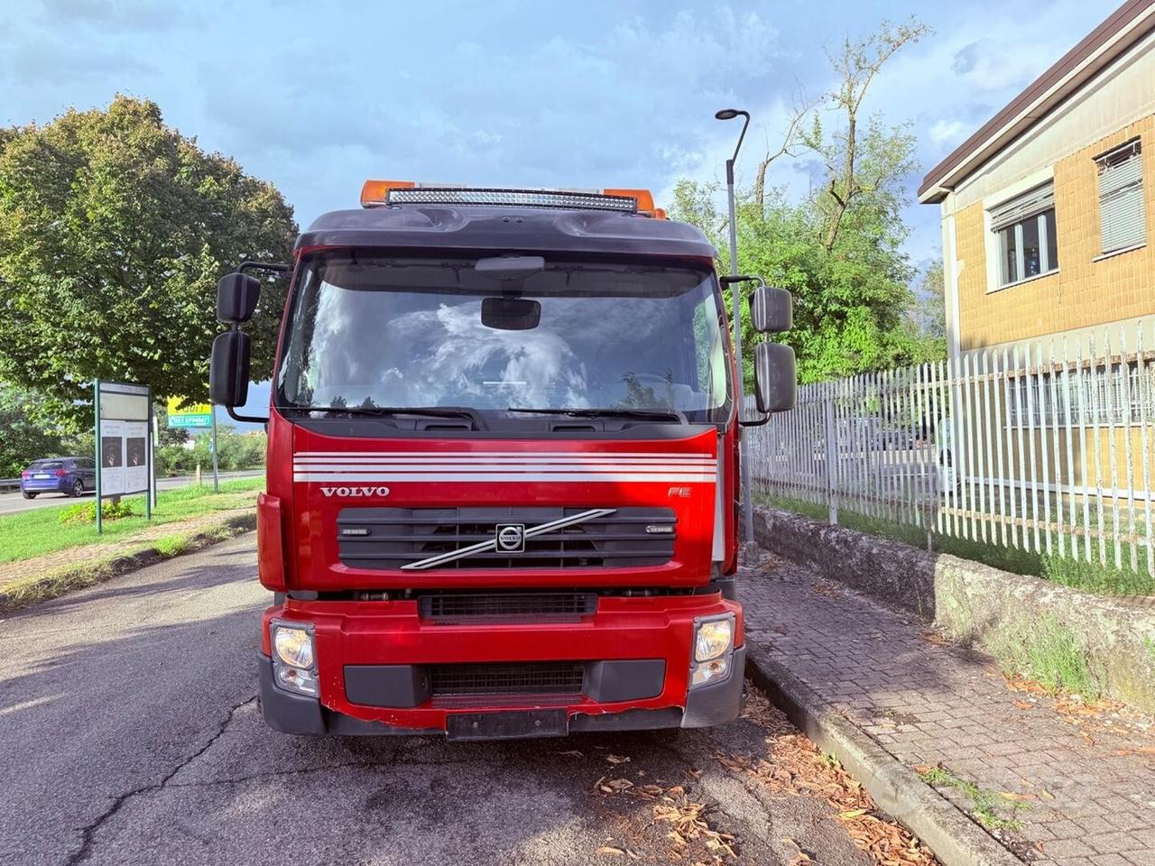 Volvo FE 300 - COMPATTATORE PER RIFIUTI A 4 SCOMPA