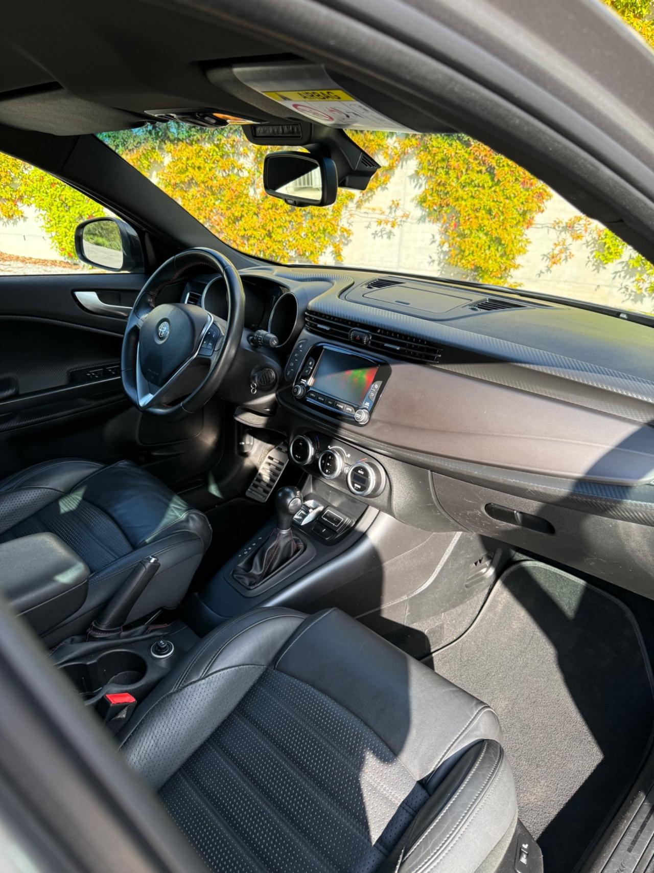 Alfa Romeo Giulietta 1750 Turbo TCT Veloce Carbon look