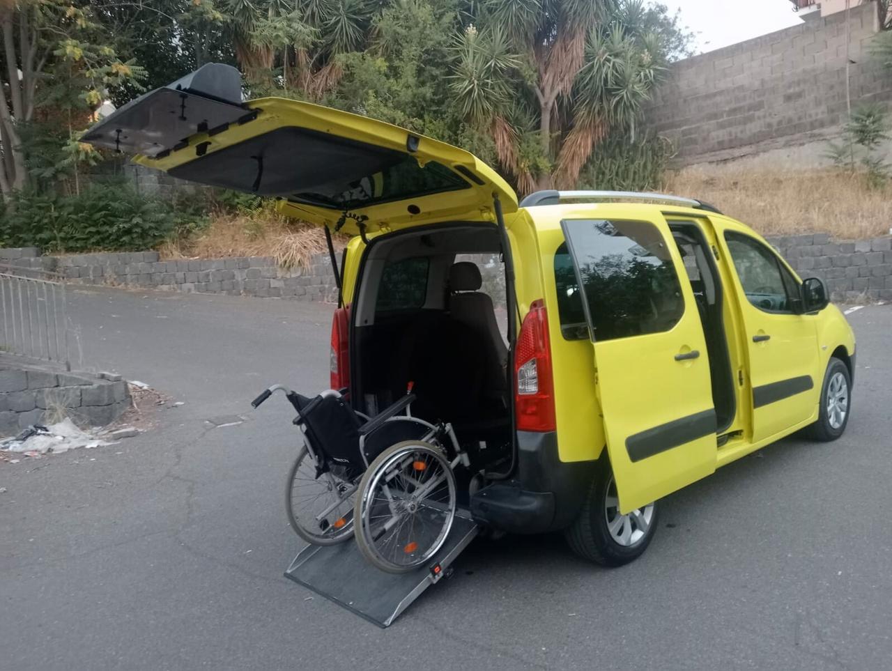 Peugeot Partner Pianale ribassato con rampa disabili in carrozzina