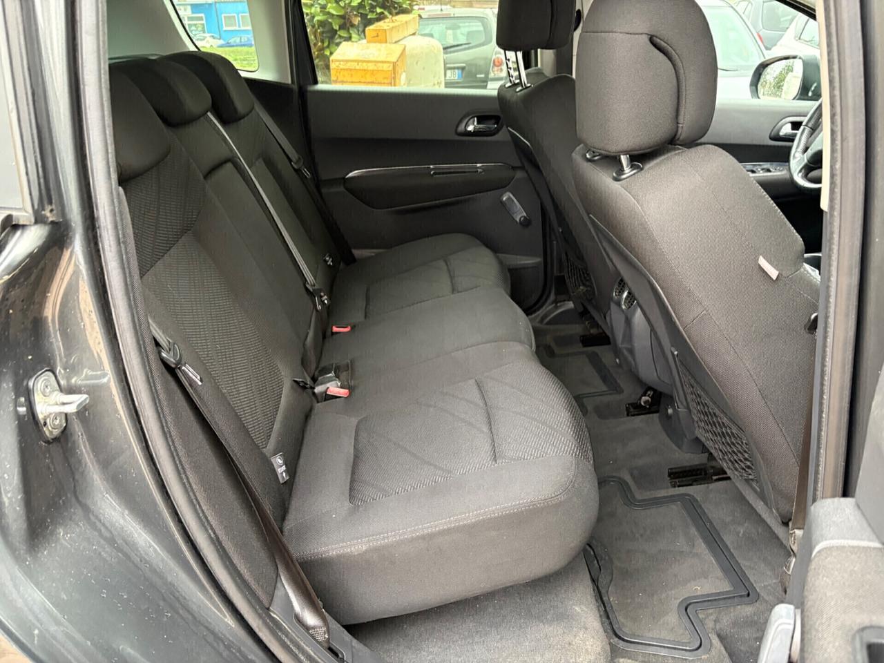 Peugeot 3008 1.6 HDi 110CV cambio robotizzato Business