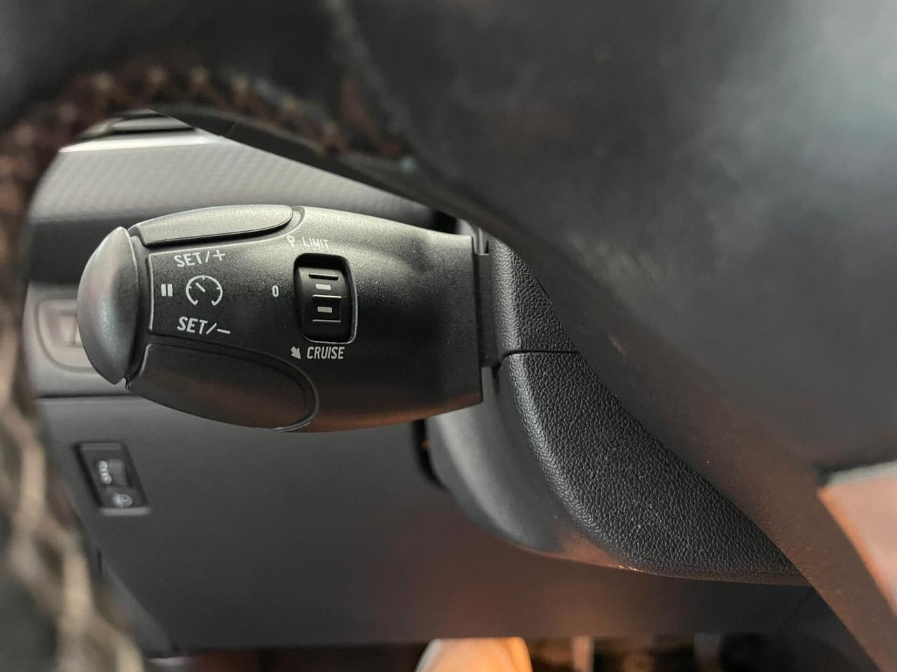 PEUGEOT 2008 1.6HDI ALLURE *NAVI-KAMERA*