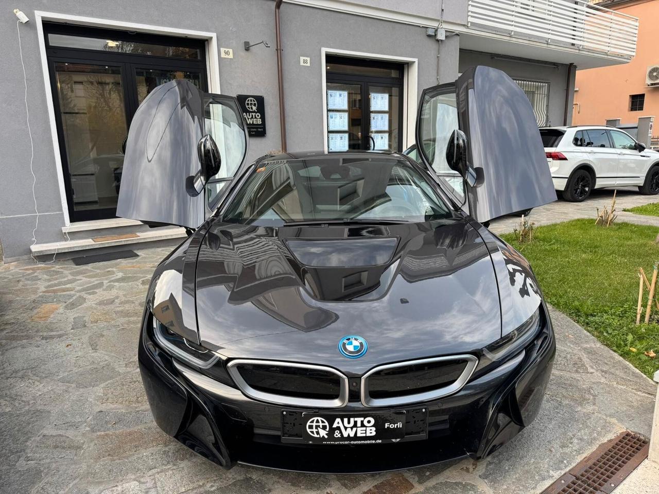 BMW i8 COUPE' TRE VOLUMI HYBRID 231cv