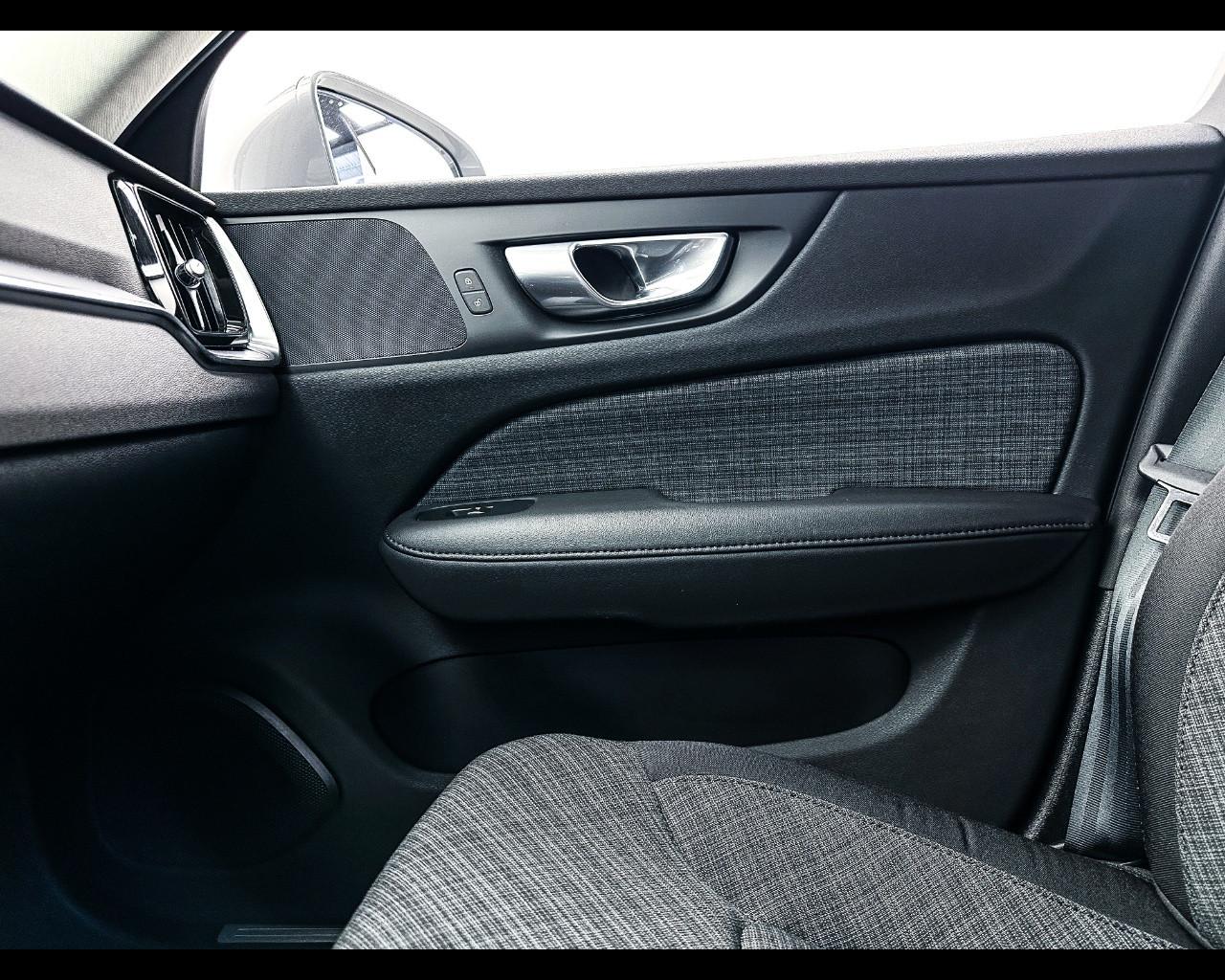 VOLVO V60 B4 (d) automatico Essential
