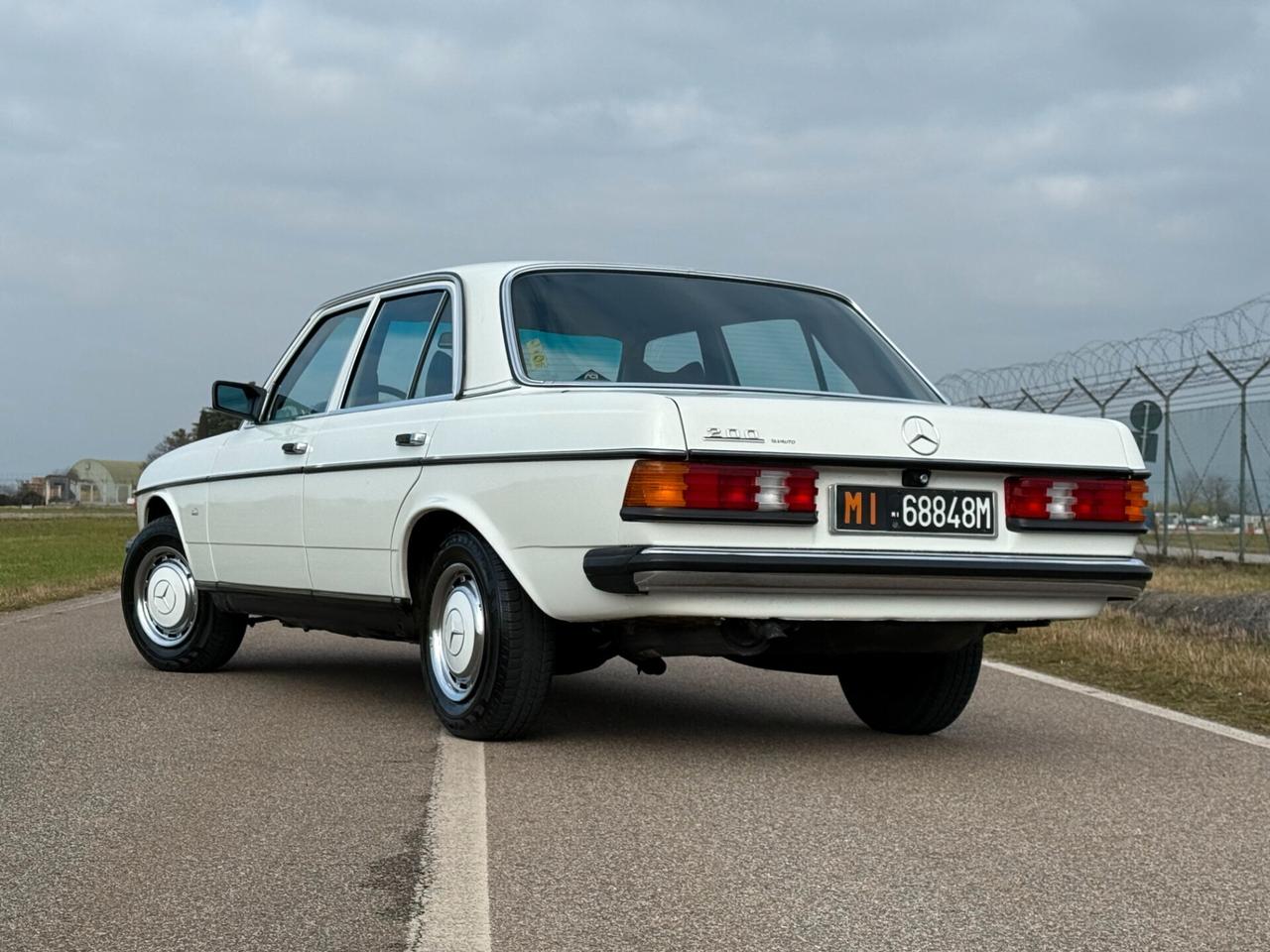 Mercedes 200 W123 "STUPENDA - ASI - TARGHE ORIGINALI"