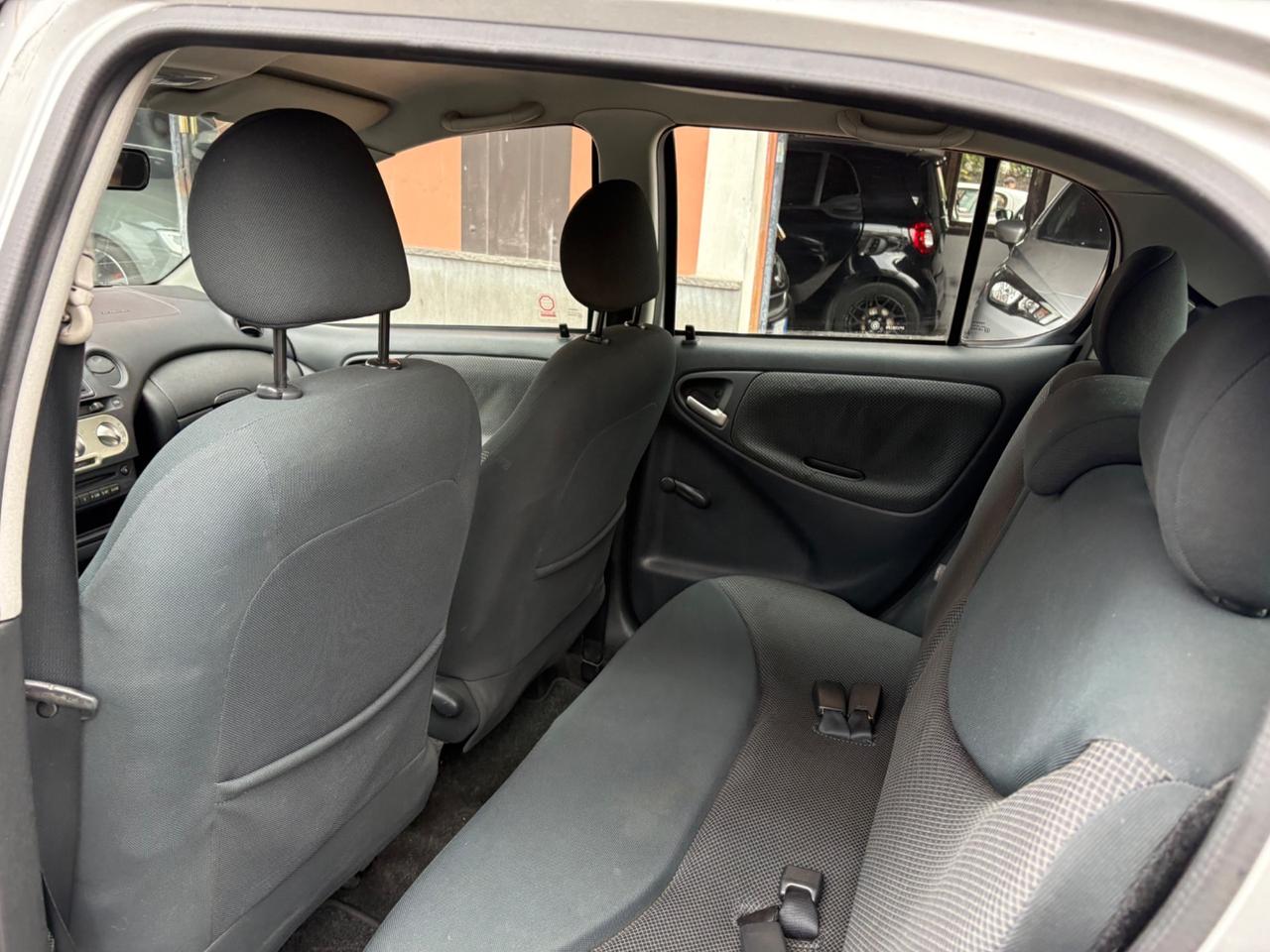 Toyota Yaris 1.3i 16V cat 5 porte Sol