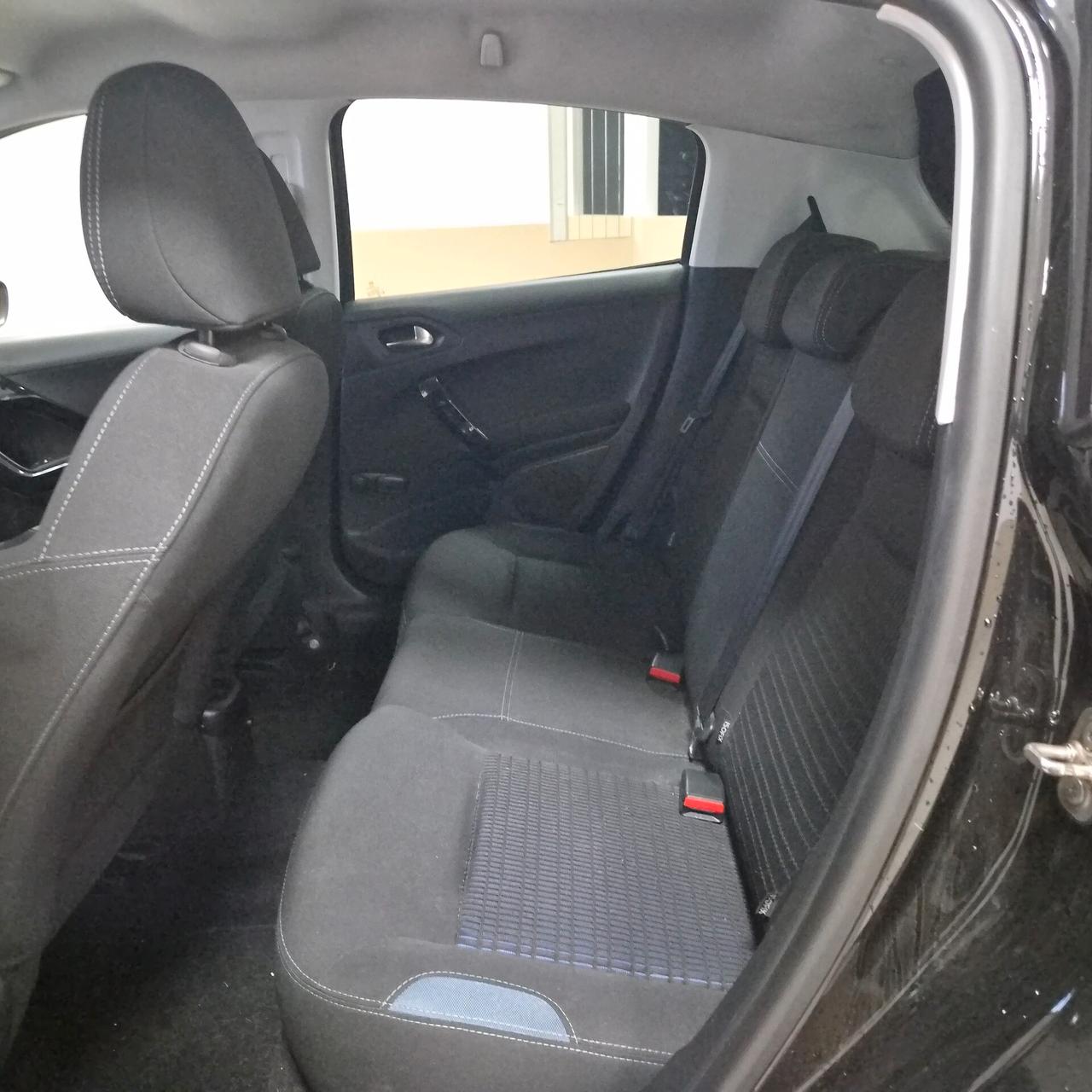 Peugeot 208 1.4 HDi 68 CV 5 porte Allure
