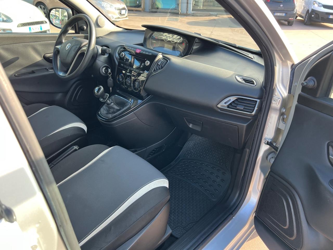 Lancia Ypsilon 1.2 69 CV 5 porte GPL Ecochic Silver