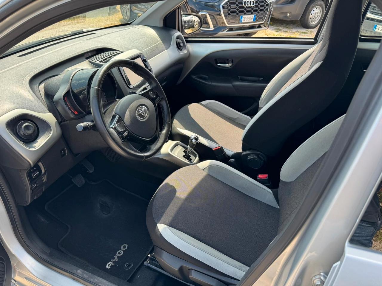 Toyota Aygo 1.0 69CV 5porte x-play AUTOMATICA-OK NEOPATENTATI-UNICOPROPRIETARIO