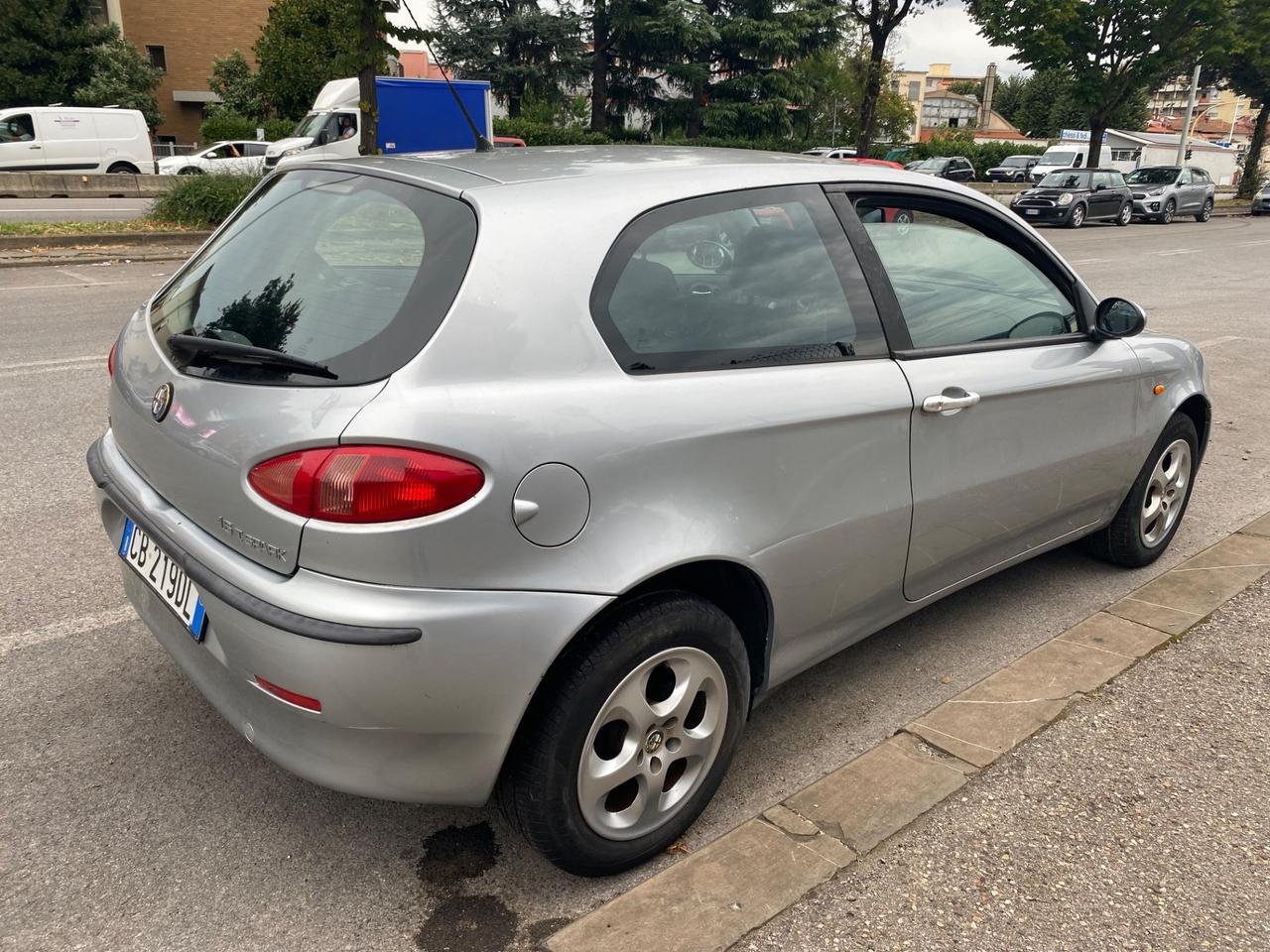 Alfa Romeo 147 1.6i 16V Twin Spark cat 3p. Distinctive