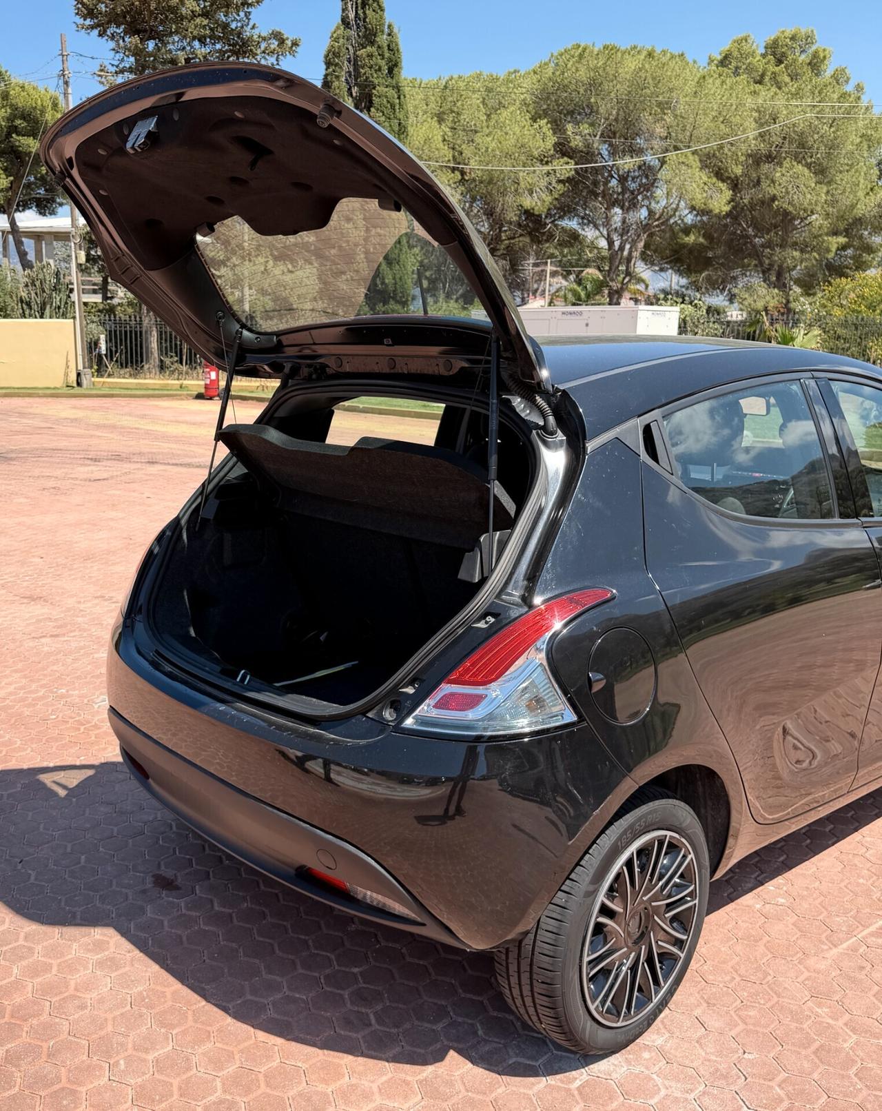 Lancia Ypsilon 1.0 Hybrid Gold | Compatta, Elegante e Super Accessoriata