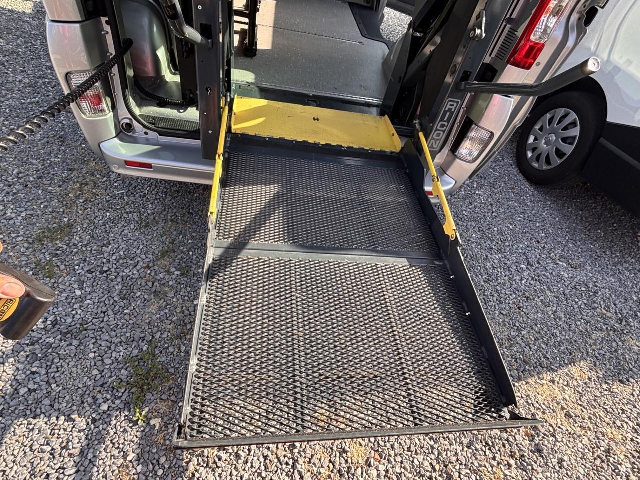 nissan primastar 7 posti trasporto 2 carrozzine per disabili