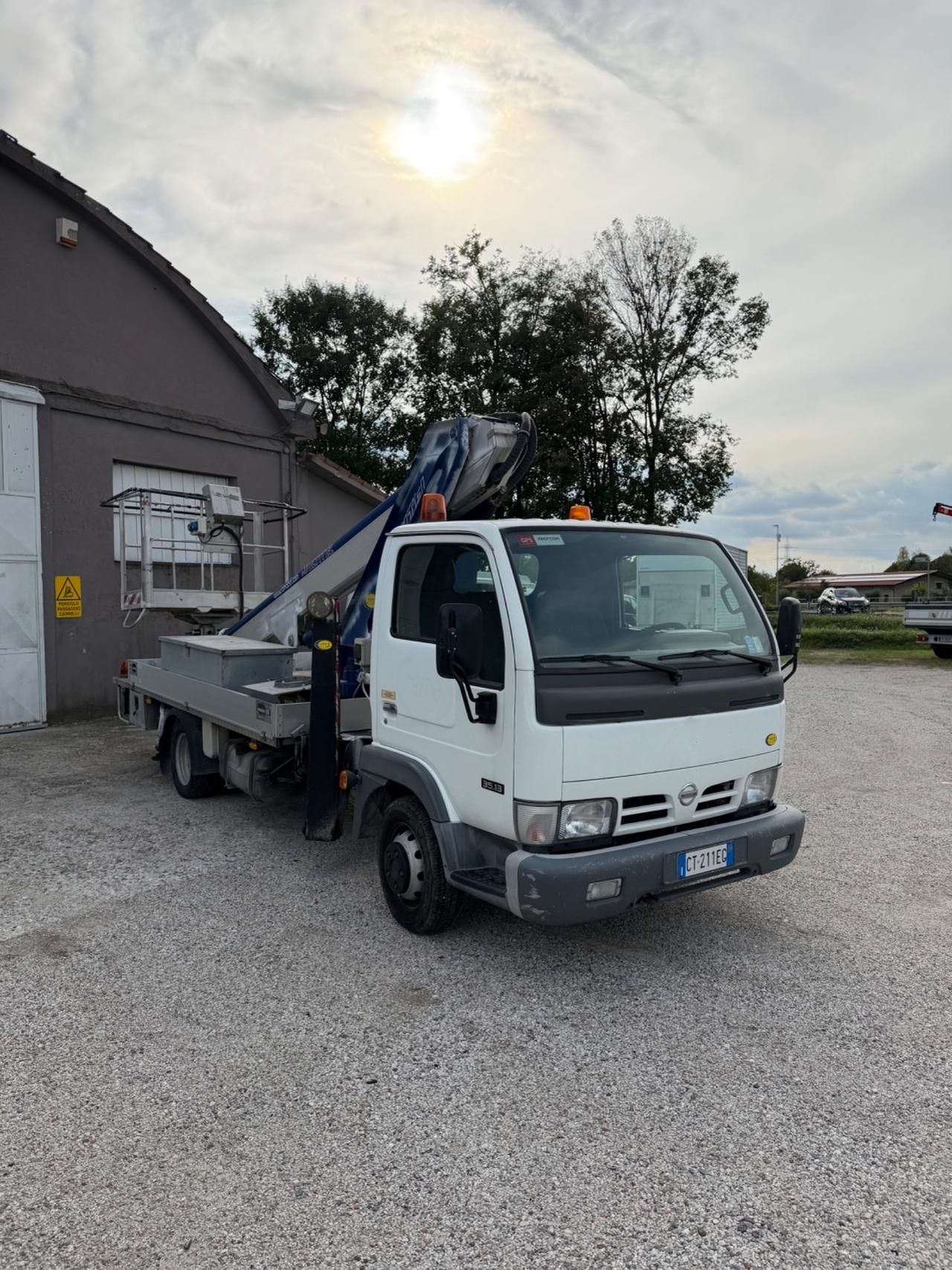 Nissan Cabstar piattaforma aerea multinel