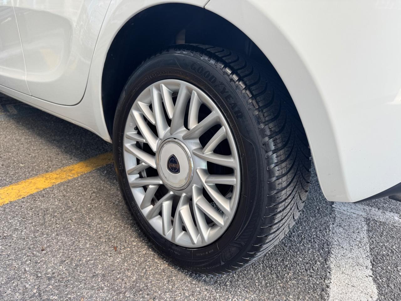 Lancia Ypsilon 0.9 TwinAir 85 CV Platinum 2013