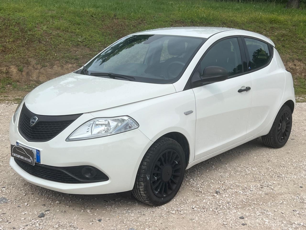 Lancia Ypsilon 1.2 69 CV Platinum NEOPATENTATI PERMUTE RATE GARANZIA