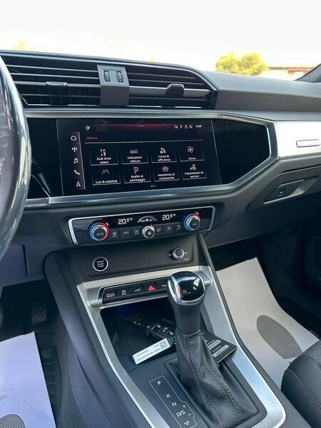 Audi Q3 45 TFSI e S tronic Line Identity Black