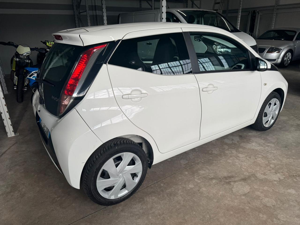 Toyota Aygo 1.0 VVT-i 69 CV 5 porte x-cool