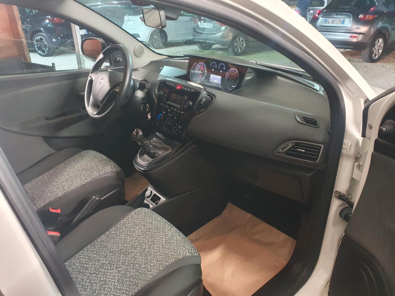 Lancia Ypsilon 1.0 FireFly 5 porte S&S Hybrid Ecochic Silver