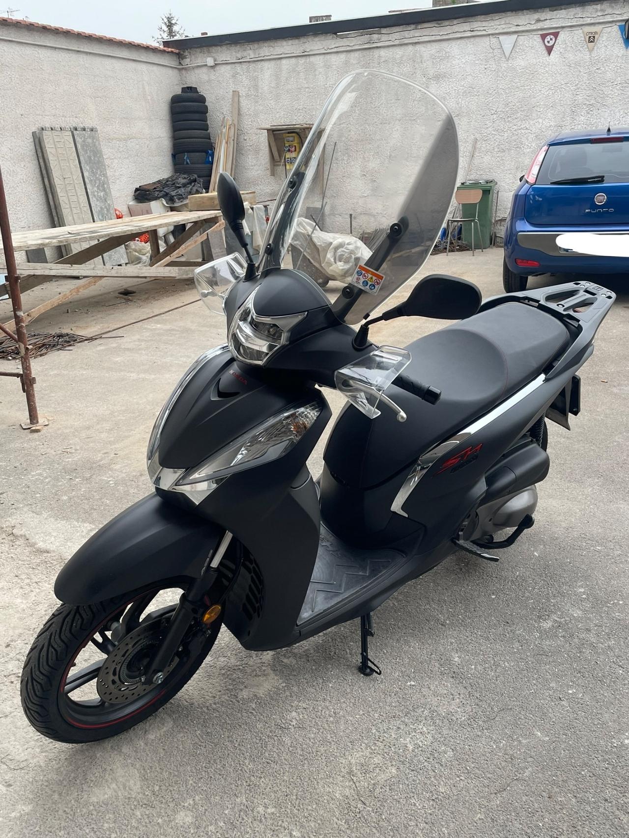 HONDA SH 300 i SPORT ABS E ANTISLITTAMENTO 15000 KM TENUTO DA AMATORE PERFETTO