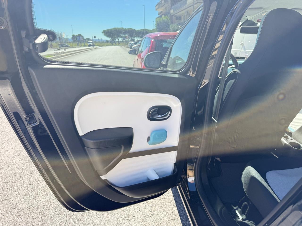 Renault Twingo TCe 90 CV La Parisienne LED PDC CLIMA AUTOAMTICO CERCHI 16 SCHERMO DIGITALE