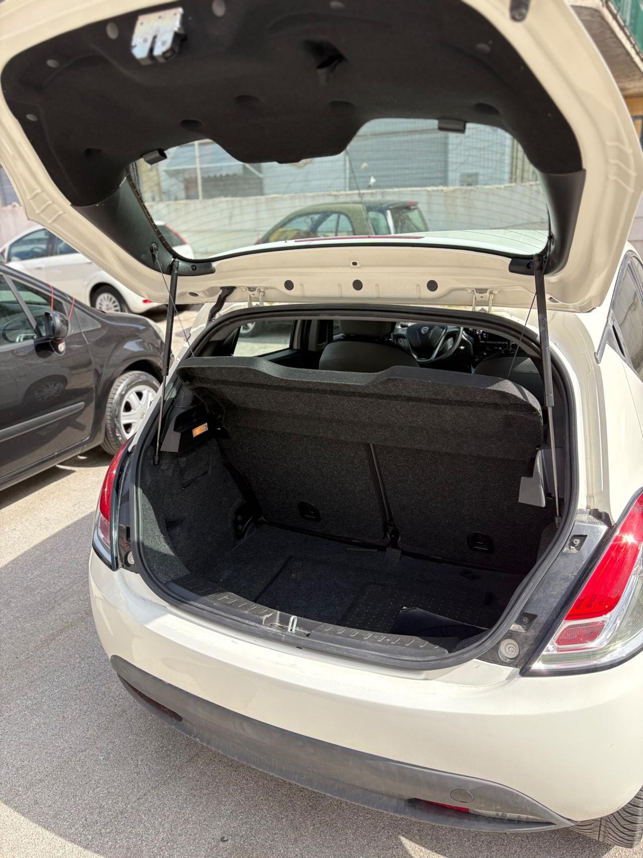 Lancia Ypsilon 1.2 benzina 69 CV 5 porte