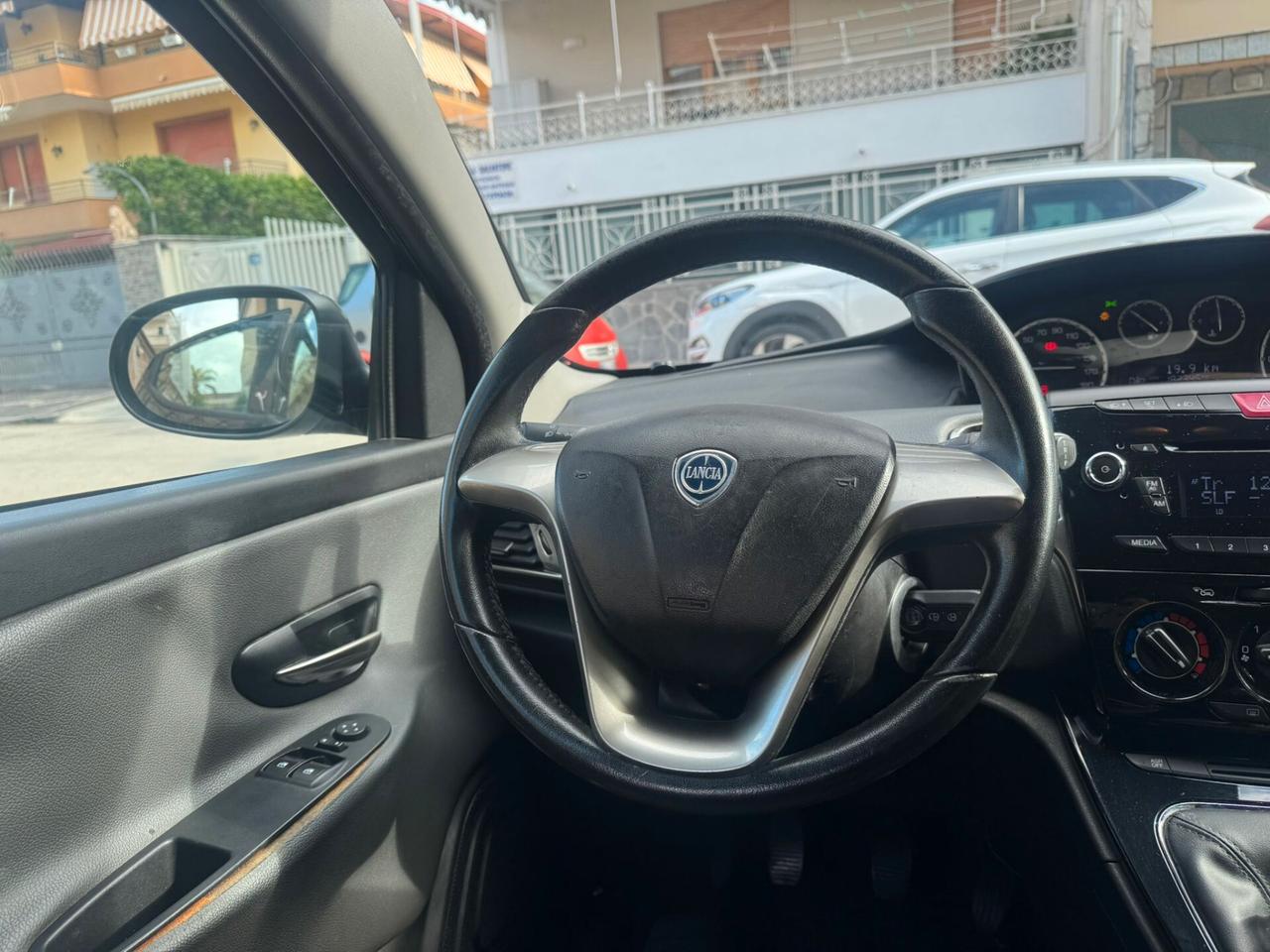 Ypsilon 1.2 69 CV 5P SeS Platinum