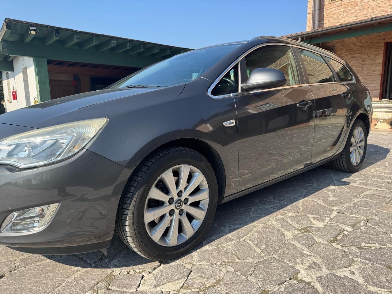 Opel Astra 1.7 CDTI 110CV Sports Tourer Cosmo neopatentati