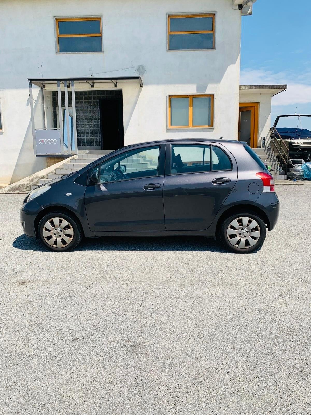Toyota Yaris 1.0 benzina 2011 130.000km neo patentati