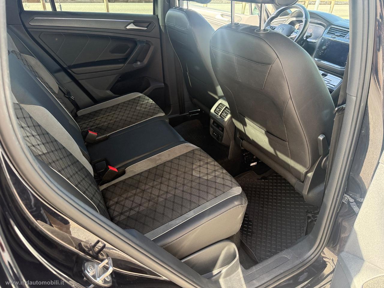 VOLKSWAGEN Tiguan 2.0 TDI 150CV SCR DSG R-Line FULL BLACK NUOVO MODELLO