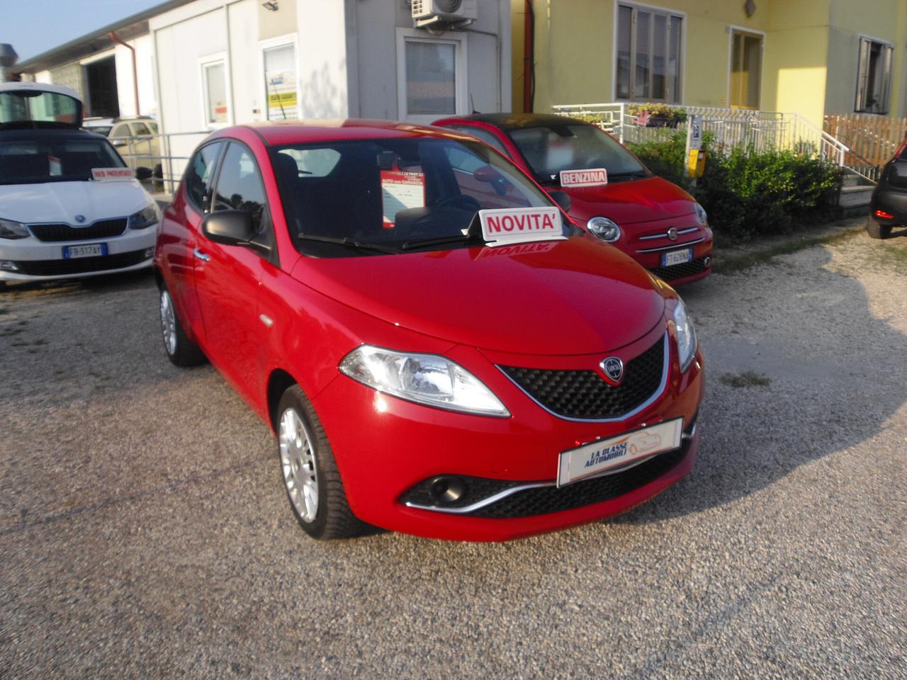 Lancia Ypsilon 1.2 69 CV 5 porte Silver neopatentati