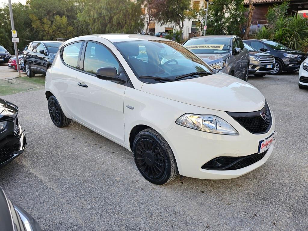 Lancia Ypsilon 1.0 Hybrid Ecochic Gold