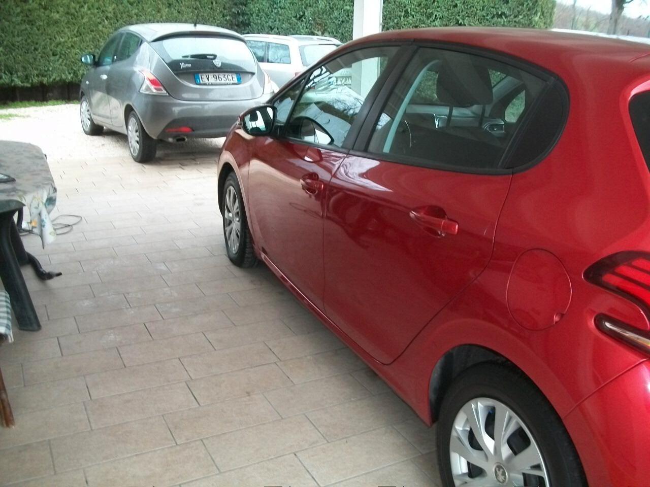 Peugeot 208 PureTech 82 5 porte Active riferimento fp836 CC 1199 EURO 06 KM 62940 TALIANDATI CON NAVI E SEDILI RISCALDATI GARANZIA UN ANNO SI NEOPATENTATI