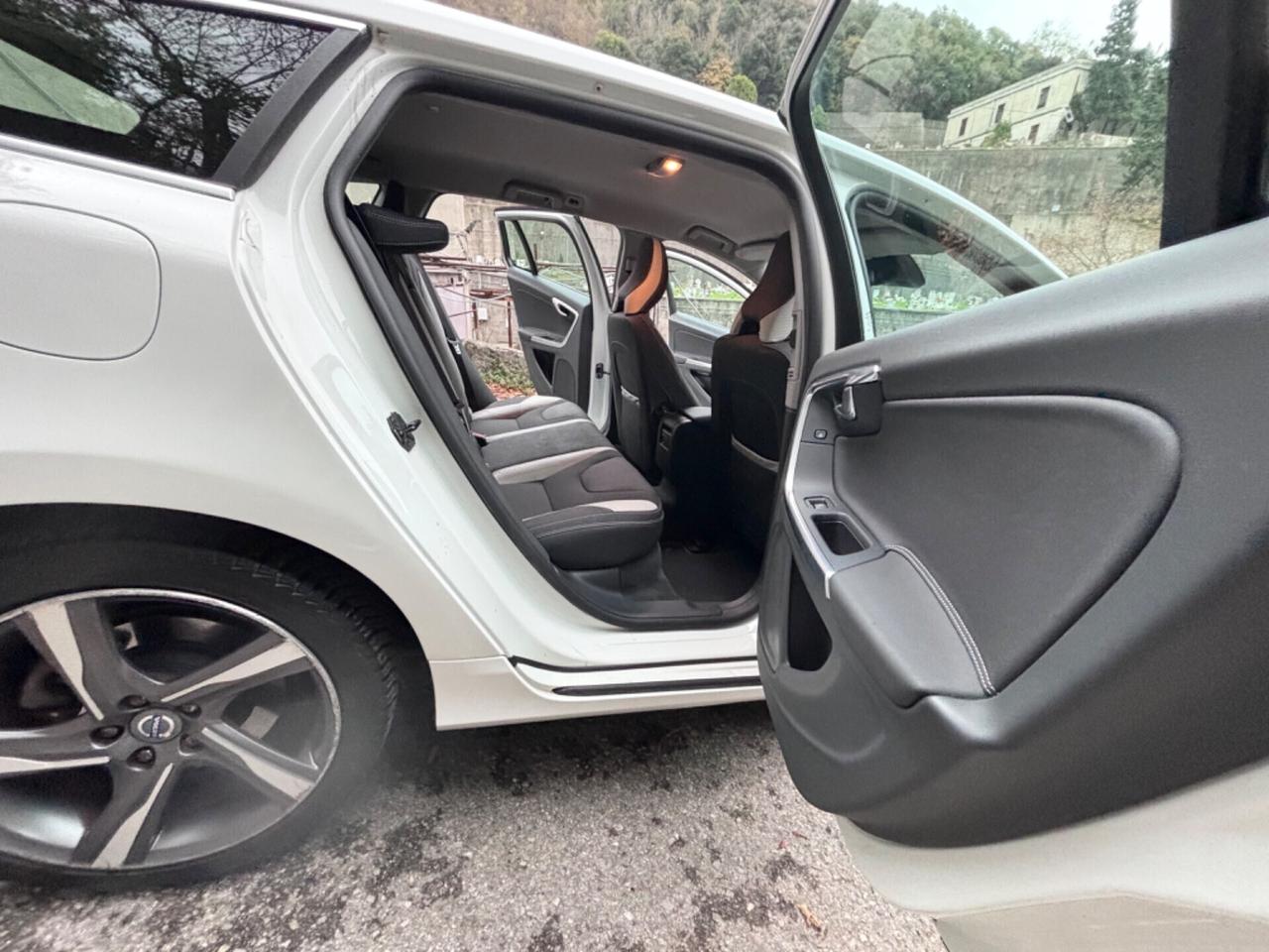 Volvo V60 D3 R-design Kinetic