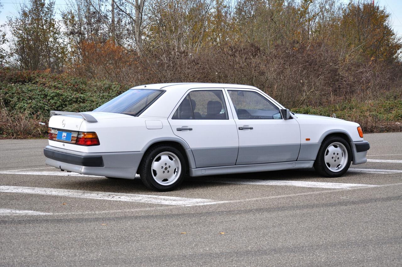 Mercedes-benz 250 W124D (AMG look body kit)