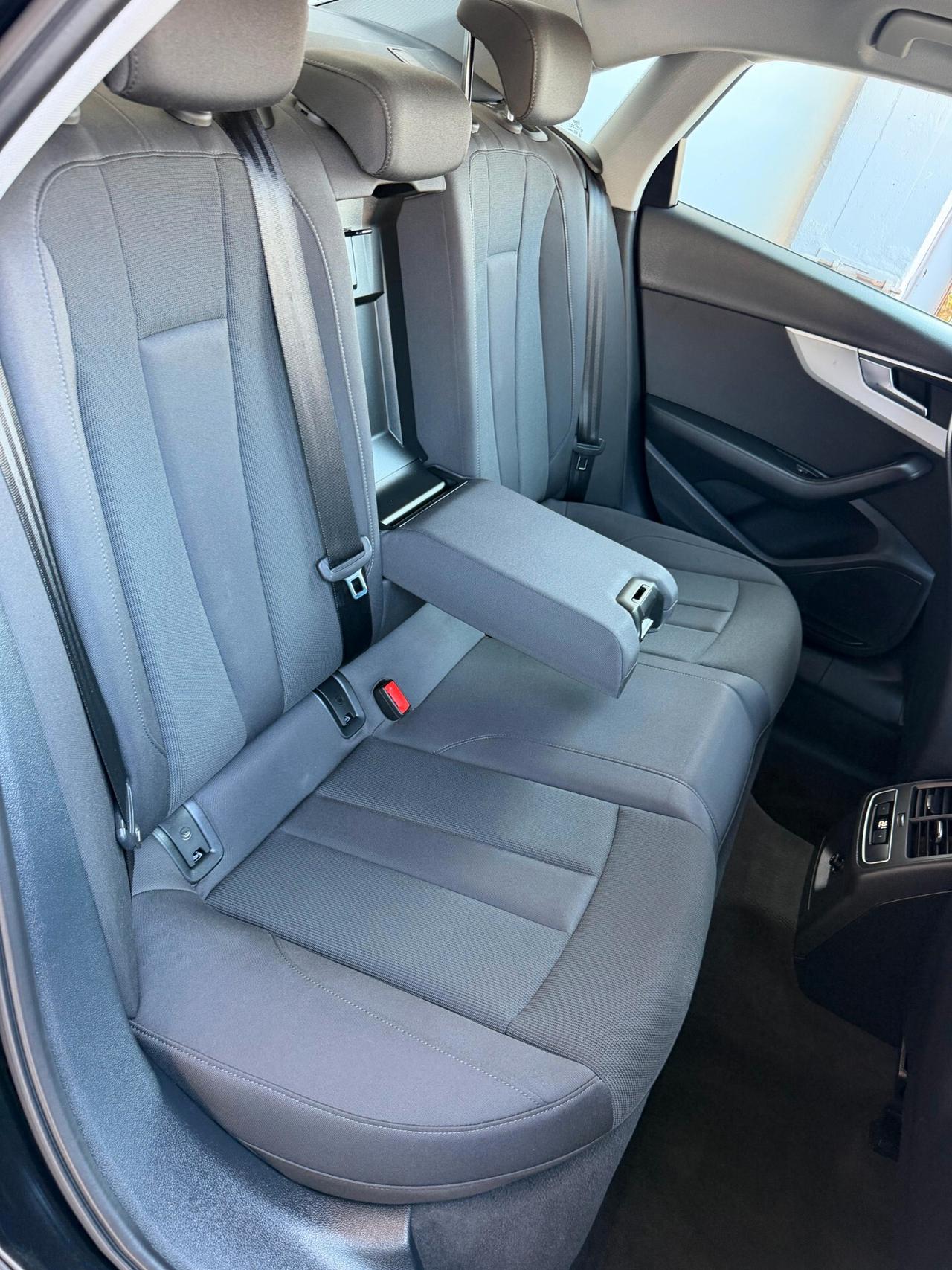 Audi A4 35 TDI/163 CV S tronic line edition fari Matrix