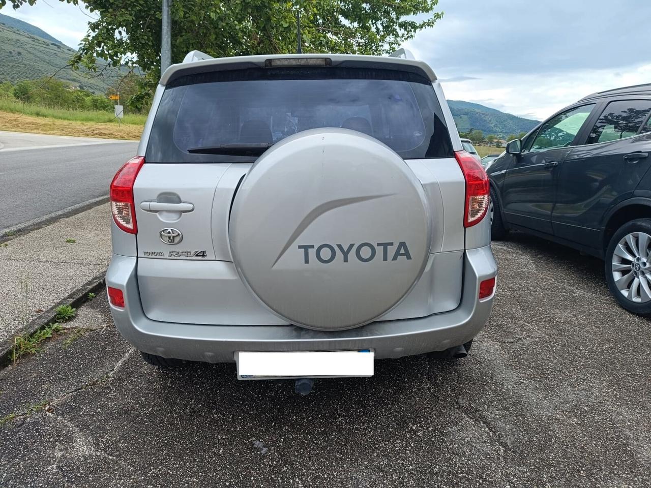 Toyota RAV4 2.2 D-4D 136 CV Luxury CARRELLO E GANCIO